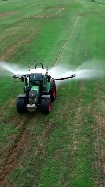 航拍视角下的现代化农业图景 智能拖拉机与精准灌溉施肥